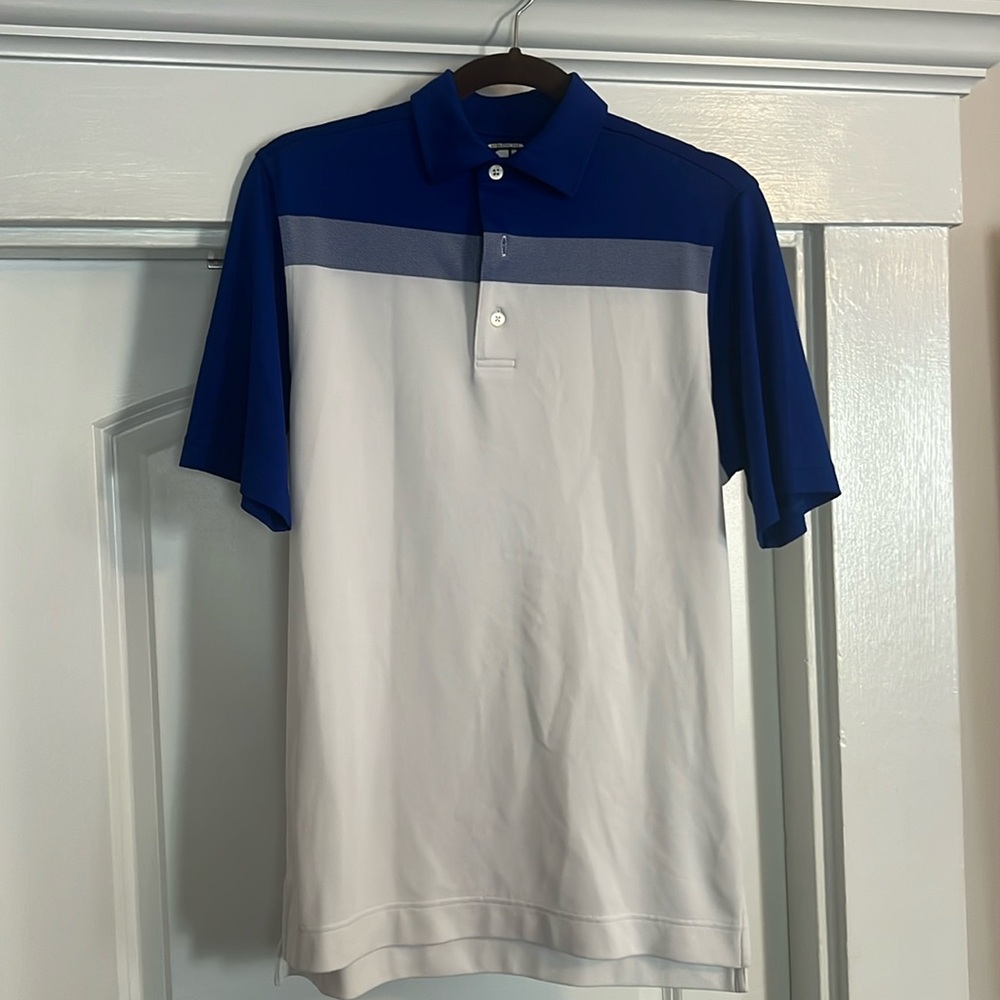 Men Titleist Footjoy golf shirt size small, fits like a medium